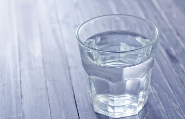 Tenete una bottiglia d'acqua sulla scrivania