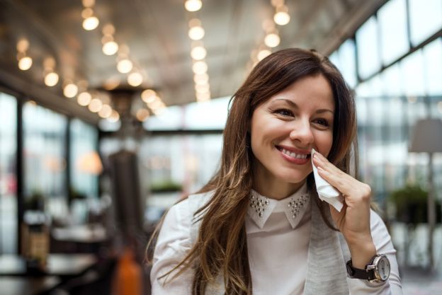 Strofinare il tovagliolo sulla bocca
