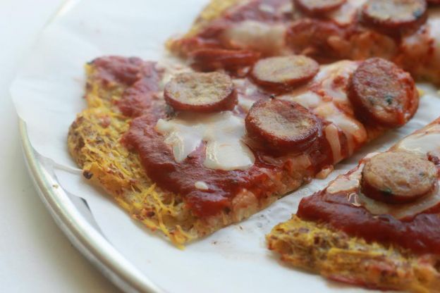 25. Pizza gialla con wurstel