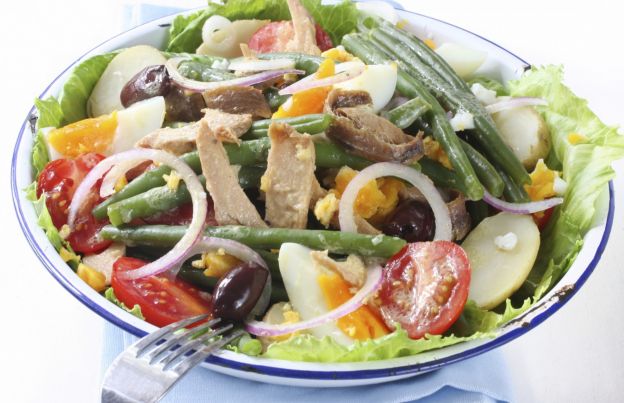 Asparagi, uova sode, tonno, cipolla e pomodori