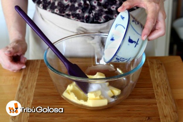 Versate il burro morbido tagliato a cubetti in una ciotola e aggiungete lo zucchero