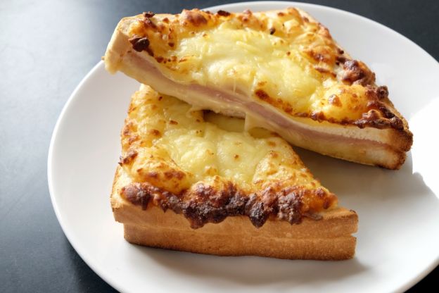 Torta di toast filante al prosciutto e formaggio