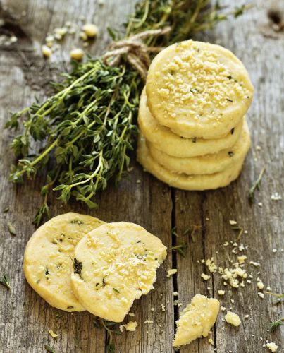 Piccoli sablés al parmigiano, timo e rosmarino