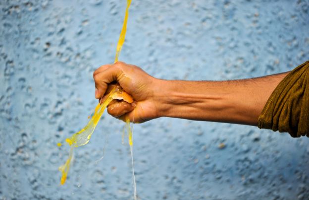 Pesca facilmente i pezzi di guscio d'uovo randagi