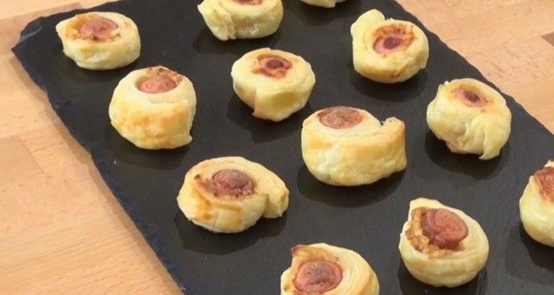 Antipasti di pasta sfoglia con salsiccia