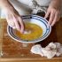 Passate il pollo nell'uovo sbattuto