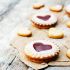 16. Biscottini linzer con cuore di marmellata