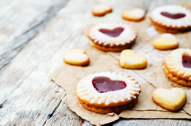 16. Biscottini linzer con cuore di marmellata