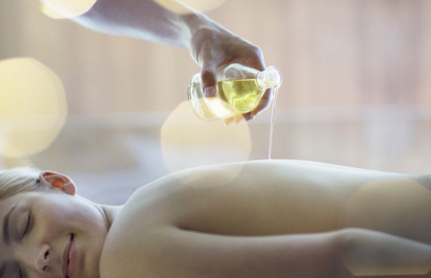 Un massaggio all'olio idratante per il corpo