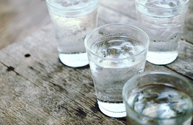 Un bicchiere d'acqua