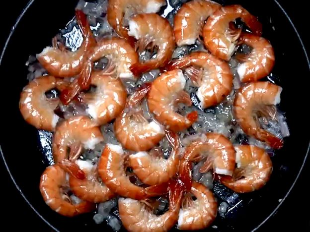 Padellata gamberi e salsiccia