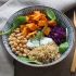 Buddha Bowl: boulgur, ceci, patata dolce, cavolo rosso e salsa di yogurt
