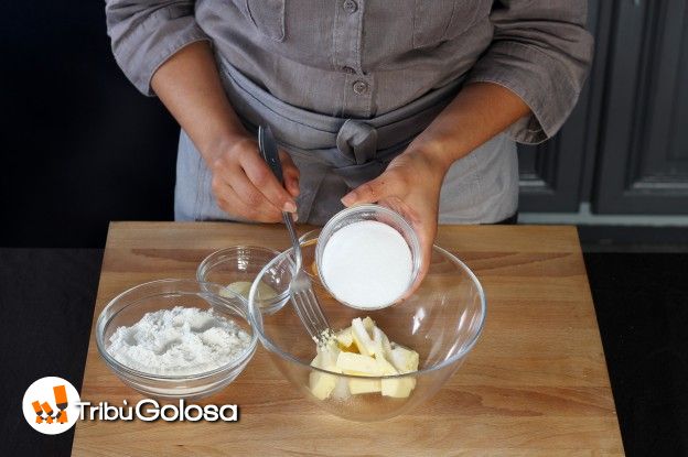 Versate il burro e lo zucchero