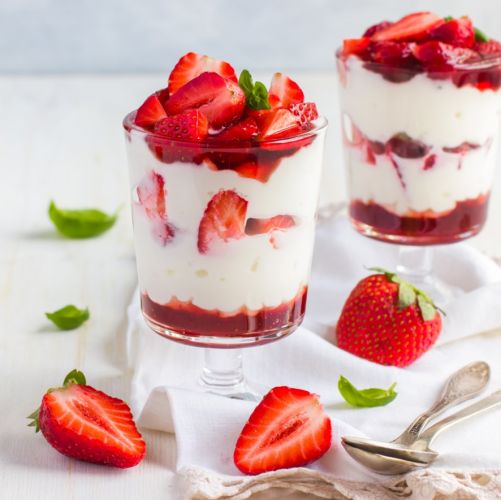 Coppette alle fragole e cioccolato bianco