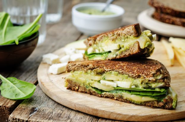 Panino al pesto con avocado e formaggio