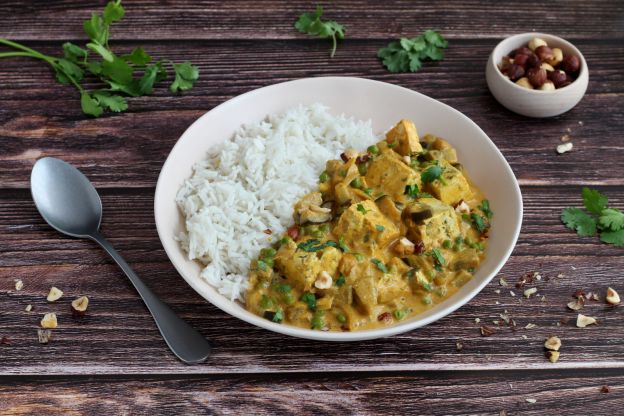 Curry con tofu, nocciole e latte di cocco