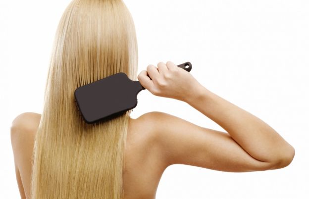 ecco finalmente come spazzolare correttamente i capelli