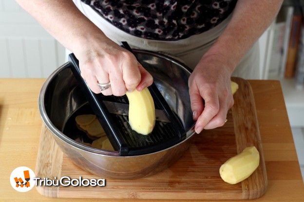 Tagliate le patate a fette