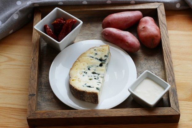 Gli ingredienti per le tapas con patate, Gorgonzola e pomodori secchi