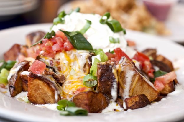 Uova con patate e insalata