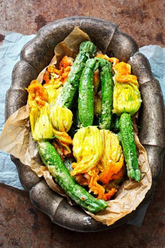 Fiori di zucchina fritti ripieni di ricotta