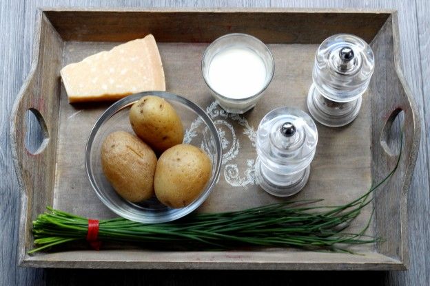 Gli ingredienti per preparare le patate ripiene al forno