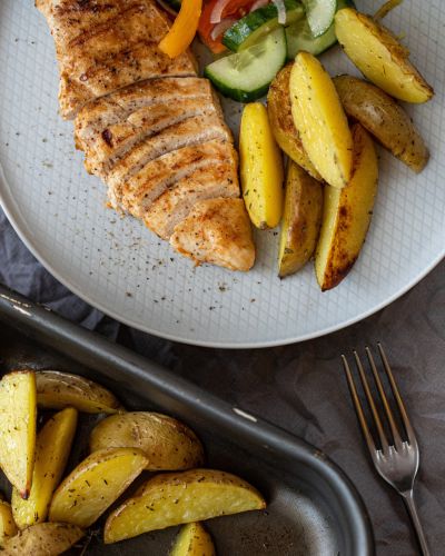 Petto di pollo con cetrioli e zucchine