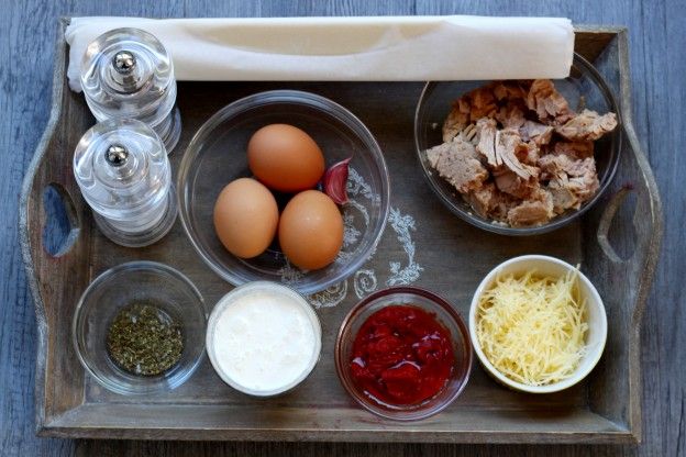 Gli ingredienti per preparare la torta salata al tonno
