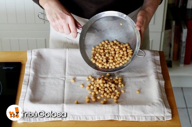 Sciacquate i ceci e stendeteli su un canovaccio