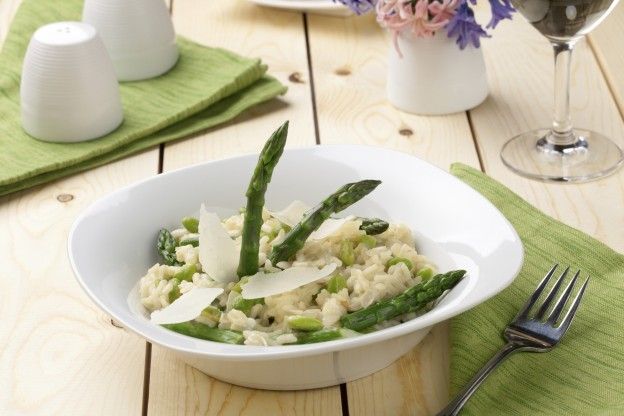 Risotto asparagi, stracciatella e pepe rosa