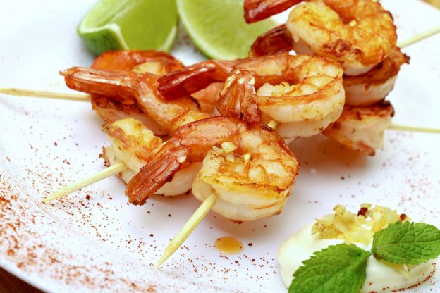 Spiedini di gamberetti marinati