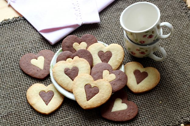 Biscotti bicolori a forma di cuore