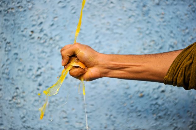 Qual è il modo corretto per rompere un uovo?