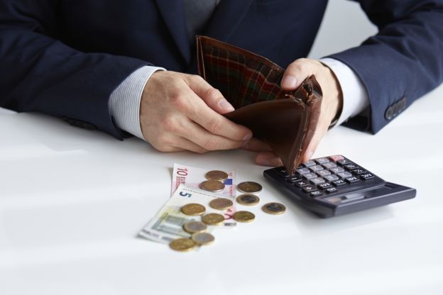 Risparmiare tagliando le bollette della luce