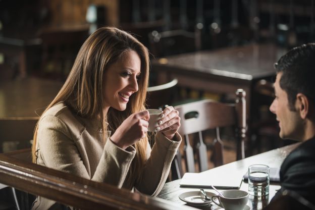 Distogli lo sguardo quando guardi un'altra persona?