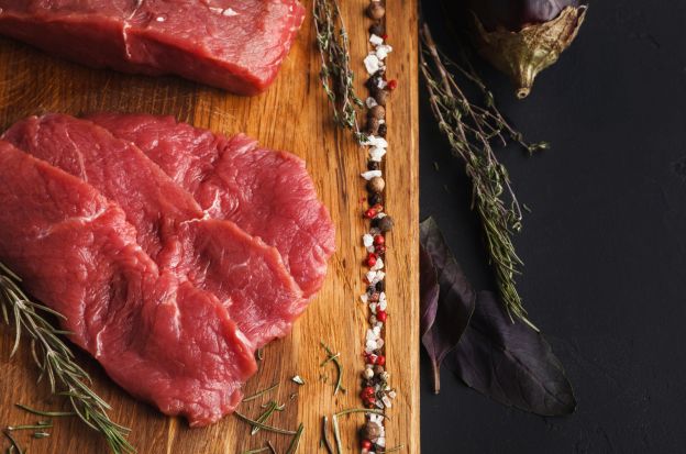 Congelare la carne prima di tagliarla