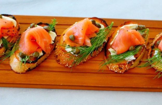 tartine di salmone affumicato e capperi