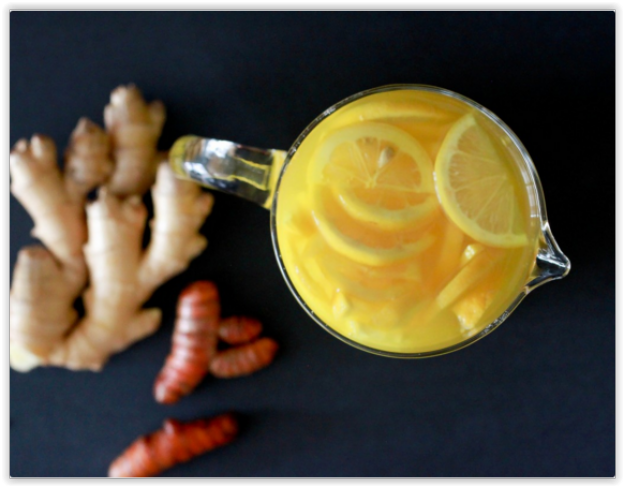 La bevanda con zenzero, curcuma e limone