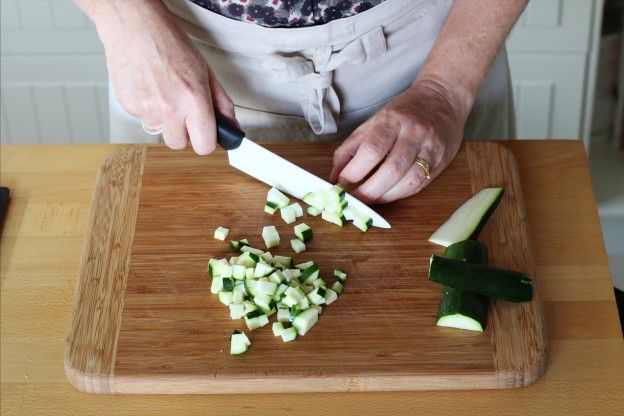 Tagliate la zucchina a pezzettini