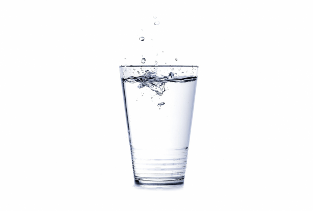 Il trucco del bicchiere d'acqua