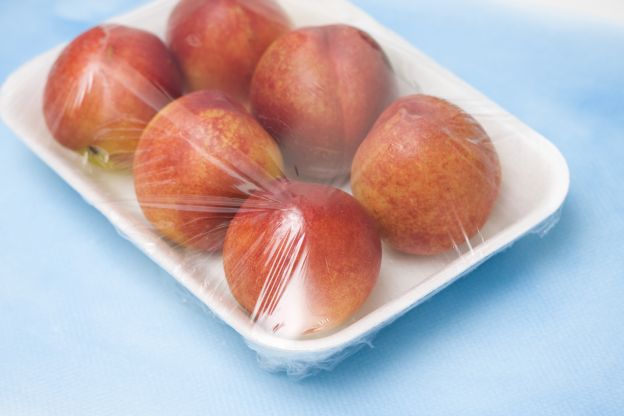 Evita di conservare la frutta nei suoi imballaggi di plastica