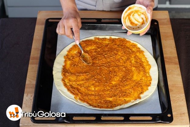 Stendete la pasta e guarnitela