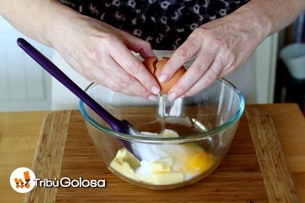 Aggiungete l'uovo e mescolate con una spatola per ottenere una consistenza cremosa