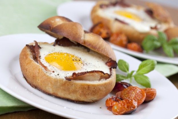 Pane farcito con uovo e pancetta