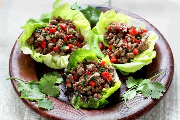 CESTINI DI LATTUGA CON MANZO SALTATO AI PEPERONI