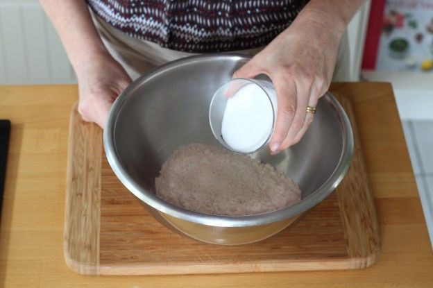 La farina, il lievito, lo zucchero e il sale