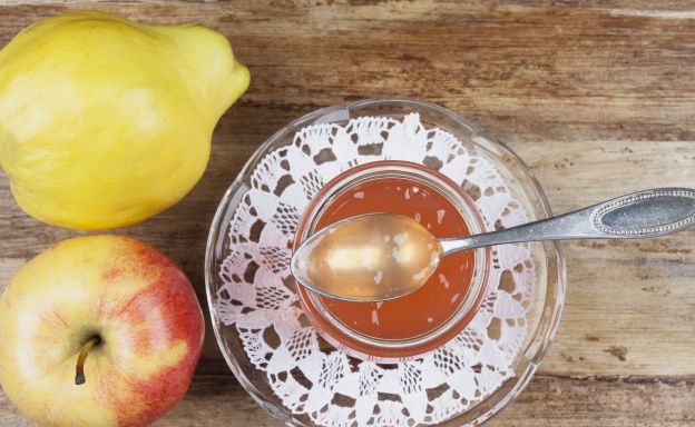 Gelatina con mele e cachi