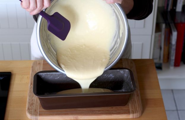 Fai cadere la tua torta per far uscire le bolle d'aria