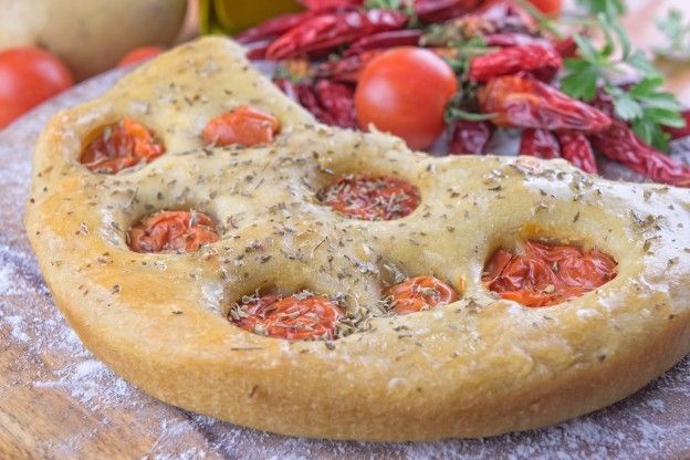 1. Focaccia barese con olive e pomodorini