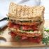 Toast con bacon, formaggio e rucola